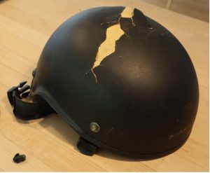 En frømands hjelm efter at have taget en kugle