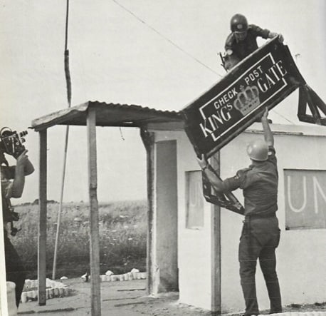 Svenske FN-soldater tager markeringen med ved en FN-kontrolpost på vejen mellem Faza og Tel Aviv. Det skete efter, at den egyptiske præsident G.A. Nasser havde beordret FN-folkene ud af landet.