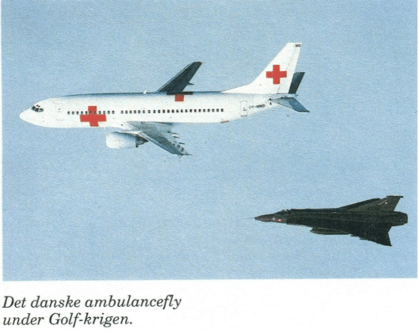 Det danske ambulancefly under golfkrigen - her set sammen med et Draken fly
