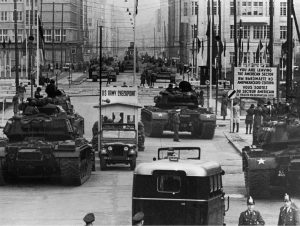 Amerikanske og Sovjetiske kampvogne ved Checkpoint Charlie under Berlin krisen 1961