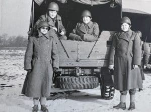 En gruppe luftværnslotter samlet om en lastbil
