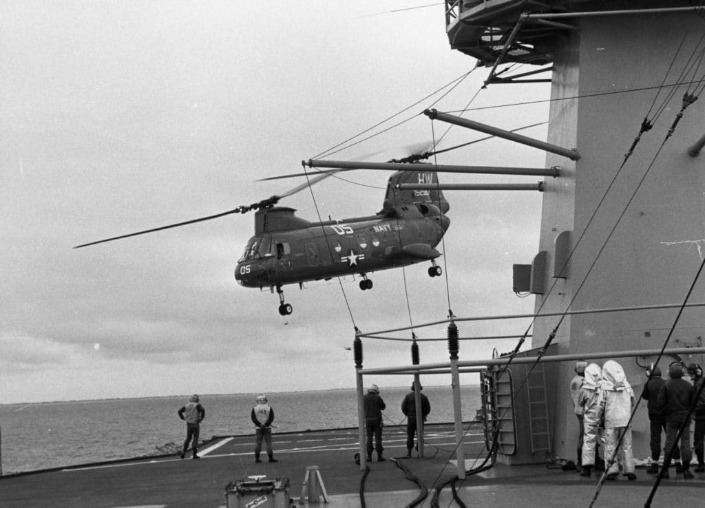 En amerikansk sea knight CH-46 helikopter lander på dækket af en aircraft carrier. Sea Knight CH-46 transport- og redningshelikopter har følgende data. Besætning tre mand. Last: 24 soldater eller 1814 kilo. Foto er taget under øvelse Northern Wedding 1982.