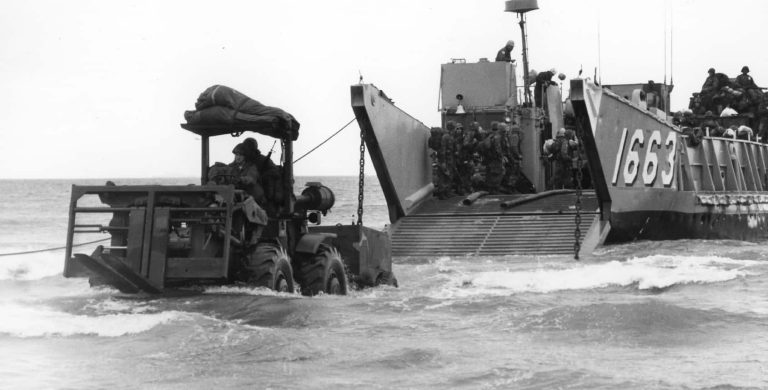 4. US Amphibious Brigade går i land med landgangsbåd ved Blåvand.