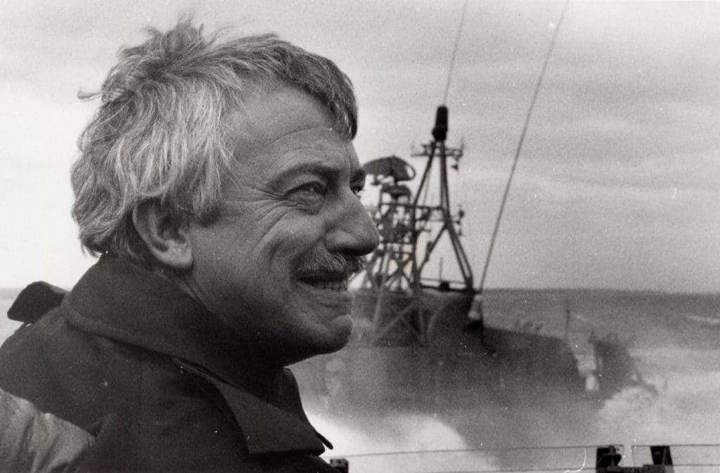 Daværende udenrigsminister Uffe Ellemann-Jensen på broen af en enhed af WILLEMOES-klassen. I baggrunden en anden enhed af WILLEMOES-klassen.