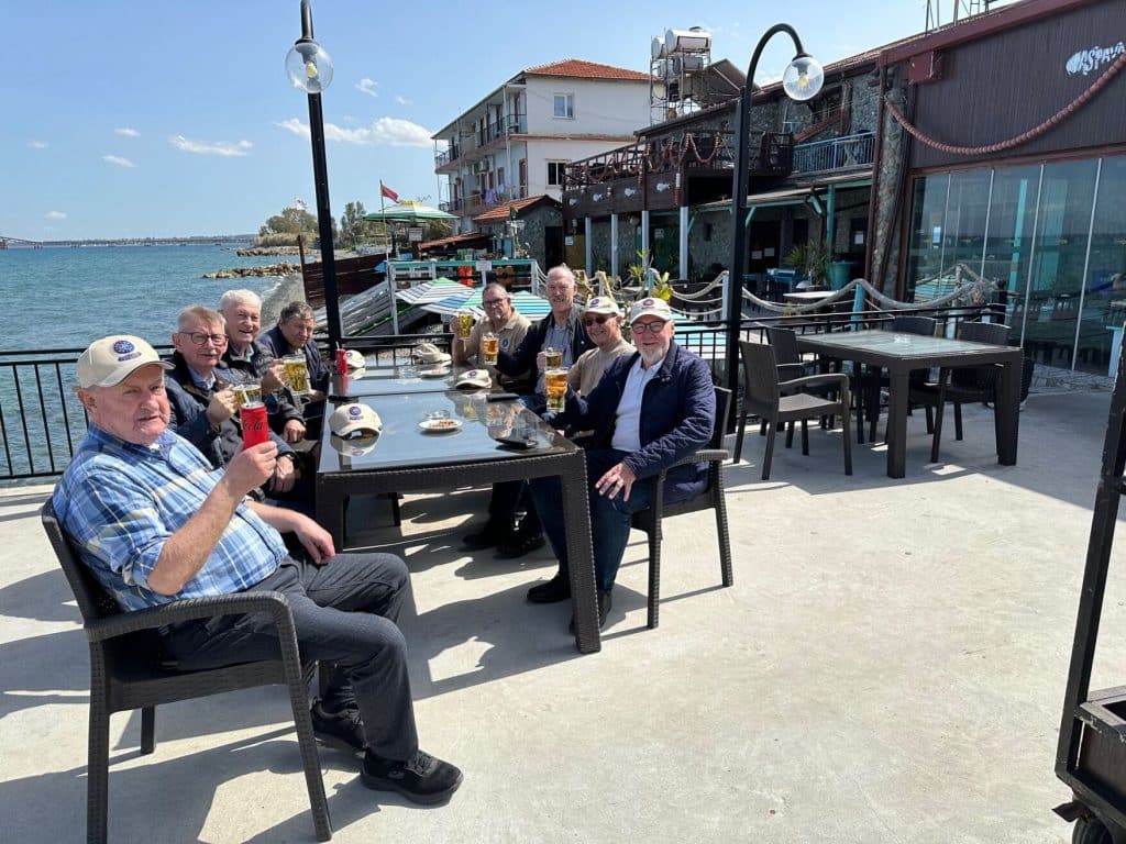De danske veteraner nyder en frokost ved Dansborg i den turkiske del af øen ved Morfu bugten 