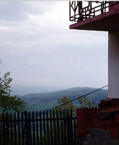 Udsigt fra den svenske observationspost Tango 2 mod bjerget med de bosnisk serbiske stillinger. (Foto: Torben Schou)
