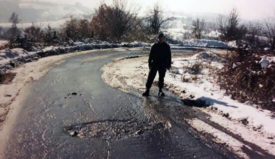 Et af de mange nedslagskratere på de bosniske veje. (Foto: Per 'Sui' Sørensen)
