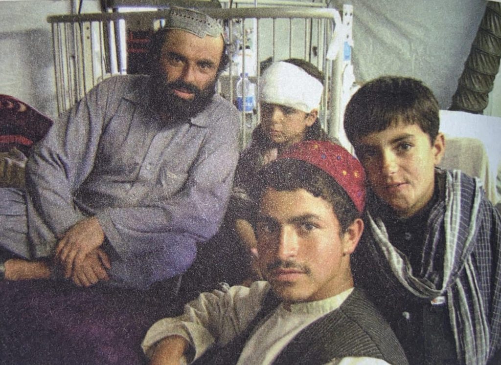 Afghansk familie der overlevede en vejsidebombe i deres bil
