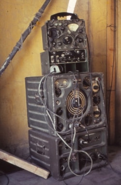 Den fyldige SMB-radio, der var DANCON’s kontakt til FN-styrkens øvrige kontingenter.