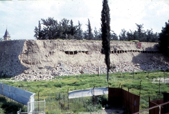 På et tidspunkt brød muren ved ’Den grønne linje’ i Nicosia – adskillelsen mellem den græsk-cypriotisk og den tyrk-cypriotisk kontrollerede bydel – sammen. Det skete, fordi tyrk-cyprioterne havde undermineret den ved at grave løbegange. 
