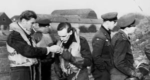Kaj Birksted (tv.) tænder cigaret for flyverkammeraten Leif Lundsten, der senere – i 1944 – blev skudt ned og dræbt over Normandiet. Birksted oplevede at et stort antal kammerater omkom, og hans egen hustru var krigsenke.