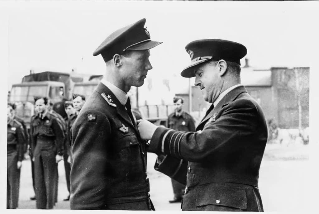 Oberstløjtnant Kaj Birksted bliver dekoreret med den fornemme Distinguished Service Order (DSO) af generalløjtnant Trafford Leigh-Mallory.