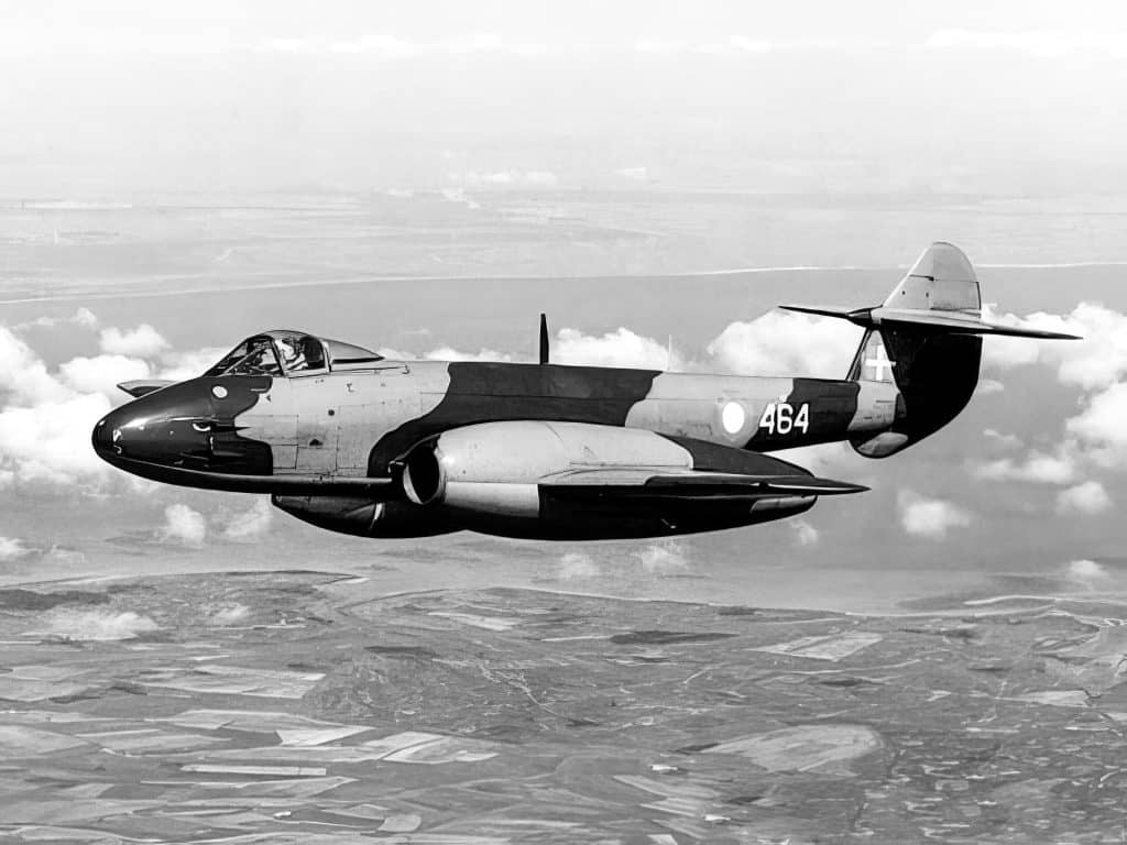 Den britiske Gloster Meteor-jetjager nåede som et af de få jetfly at blive indsat operativt under Anden Verdenskrig. Her ses den i det danske Flyvevåbens bemaling. I årene 1950-53 havarerede ikke færre end 10 af Flyvevåbnets Meteor-fly.