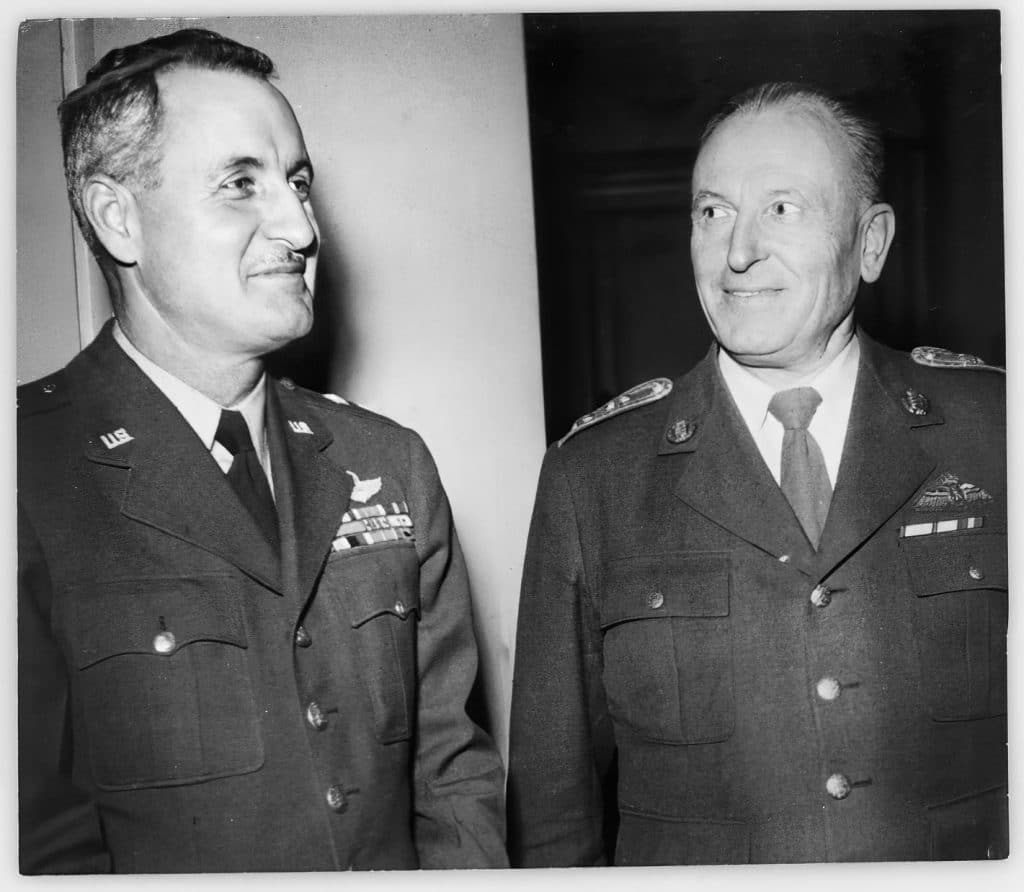 Generalløjtnant Christian Førslev (th.) var en flyverpioner og en velmeriteret officer, der kom til chefposten i Flyvevåbnet fra en stilling som militærattaché i Washington. Men han skuffede Kaj Birksted – og vice versa.