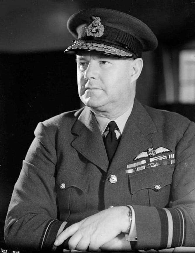 Air Vice Marshal Hugh Saunders, der havde været Kaj Birksteds chef i Group 11 under krigen, havde den nødvendige pondus til at træde til i Flyvevåbnets store krisesituation og sætte sine løsninger igennem. Saunders lyttede til Birksted.