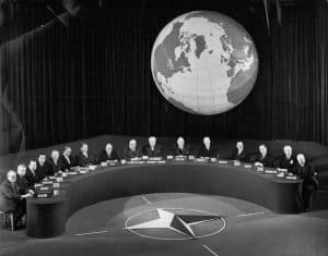 NATO ministermøde i 1957. Tredje fra venstre statsminister H.C. Hansen.