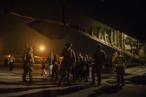 Vel ankommet til Islamabad. Foto fra evakueringen af afghanere, der har samarbejdet med danske myndigheder, fra Kabul i Afghanistan til Islamabad i Pakistan. Evakueringen foregik i et hercules taktisk transportfly.